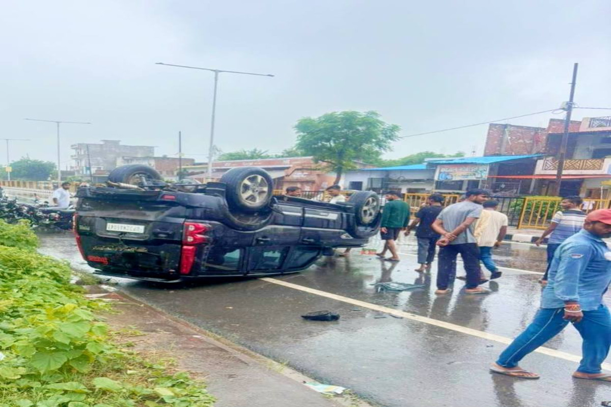 Lucknow Raebareli Accident: लखनऊ-रायबरेली हाईवे पर स्कॉर्पियो पलटी, स्टेयरिंग रॉड टूटा – चालक की जान बची  