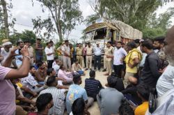 Kota: माता-पिता के सामने टायर के नीचे दब गया ढाई साल का बेटा, गलत साइड से आ रहे
ट्रक ने ले ली जान, दंपति गंभीर घायल - image