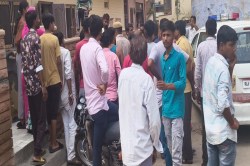 Rajasthan: राजस्थान में राह चलती युवती पर एसिड अटैक, खिड़की से फेंकी तेजाब की
बोतल, हाथ-पैर झुलसे, मची सनसनी - image