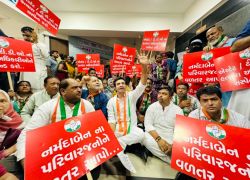 आत्महत्या करने वाली महिला के परिजनों को 10 लाख चुकाए मनपा - image