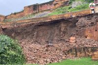 Jaipur city torrential rain 200 year old wall of Amer Fort collapsed tourists in panic