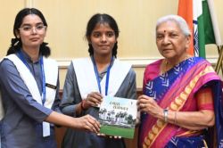 राज्यपाल से मिलीं मेधावी छात्राएं, बढ़ती फीस, राजनीति में युवाओं की भागीदारी
जैसे सवाल उठाए - image