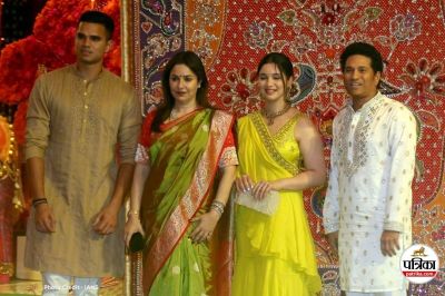 Arjun Tendulkar with his parents and Sister