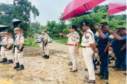 असम में अतिक्रमण हटाने के दौरान भड़की हिंसा: 14 पुलिसकर्मी घायल, वाहनों में
तोड़फोड़ - image