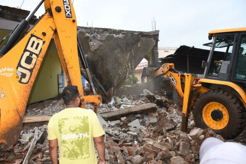 High Court strict on clearing footpaths