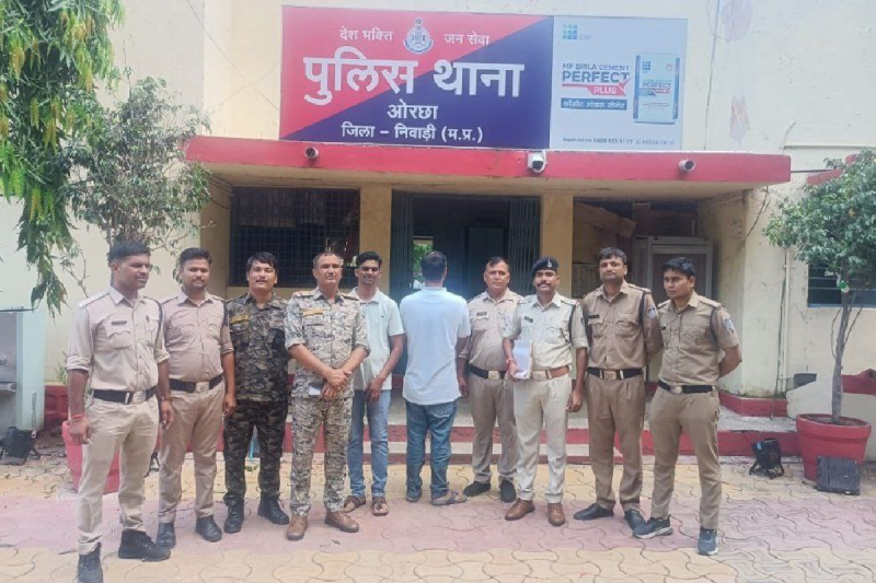 youth arrested with foreign women orchha resort fake Aadhar cards mp news