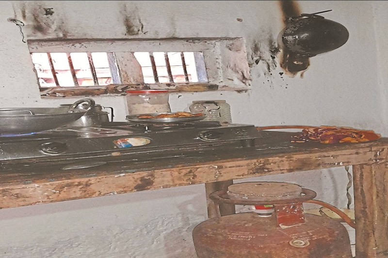 रसोईघर की खिड़की में लगा पर्दा जला (Photo source- Patrika)