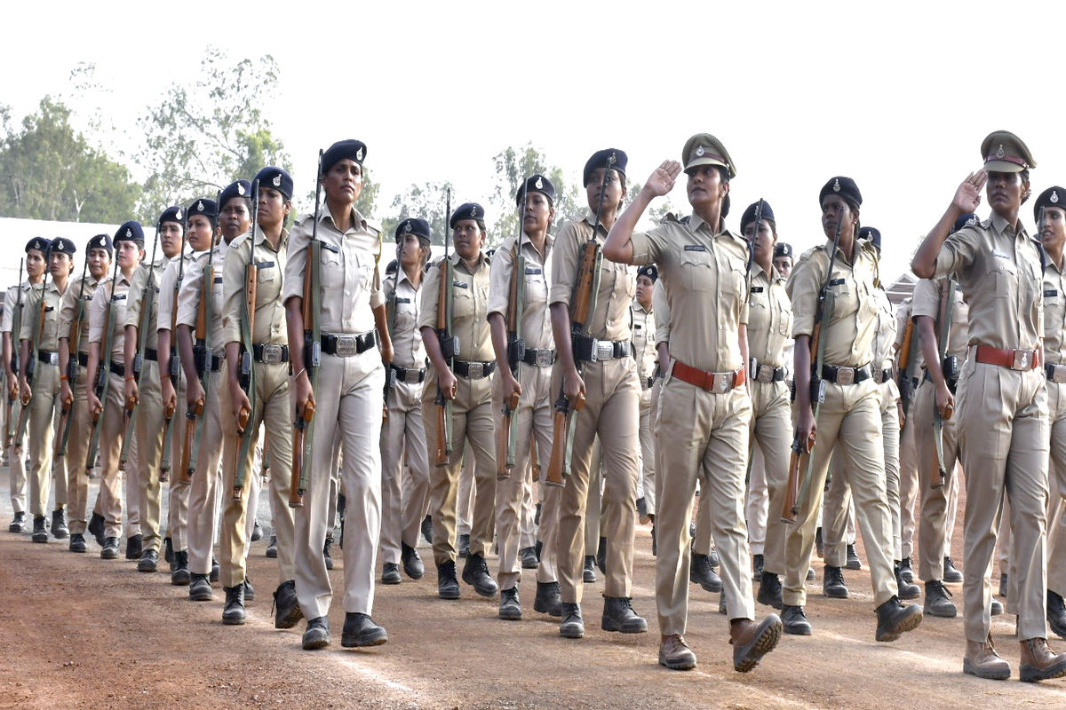 भोपाल,प्रदेश का सबसे बडा समारोह लाल परेड ग्राउंड पर , सीएम रहेंगे कार्यक्रम के
मुख्य अतिथि ।15 अगस्त स्वतंत्रता दिवस की परेड रिहर्सल की तैयारी में जुटे जवान।
लाल परेड ग्राउंड को तिरंगे के कलर में सजाया गया है । बारिश के बीच परेड सलामी की
विशेष तैयारी । दर्शकों के लिए परेड ग्राउंड के आसपास लगाए है वाटर फ्रूफ डोम ।
फोटो सुभाष ठाकुर