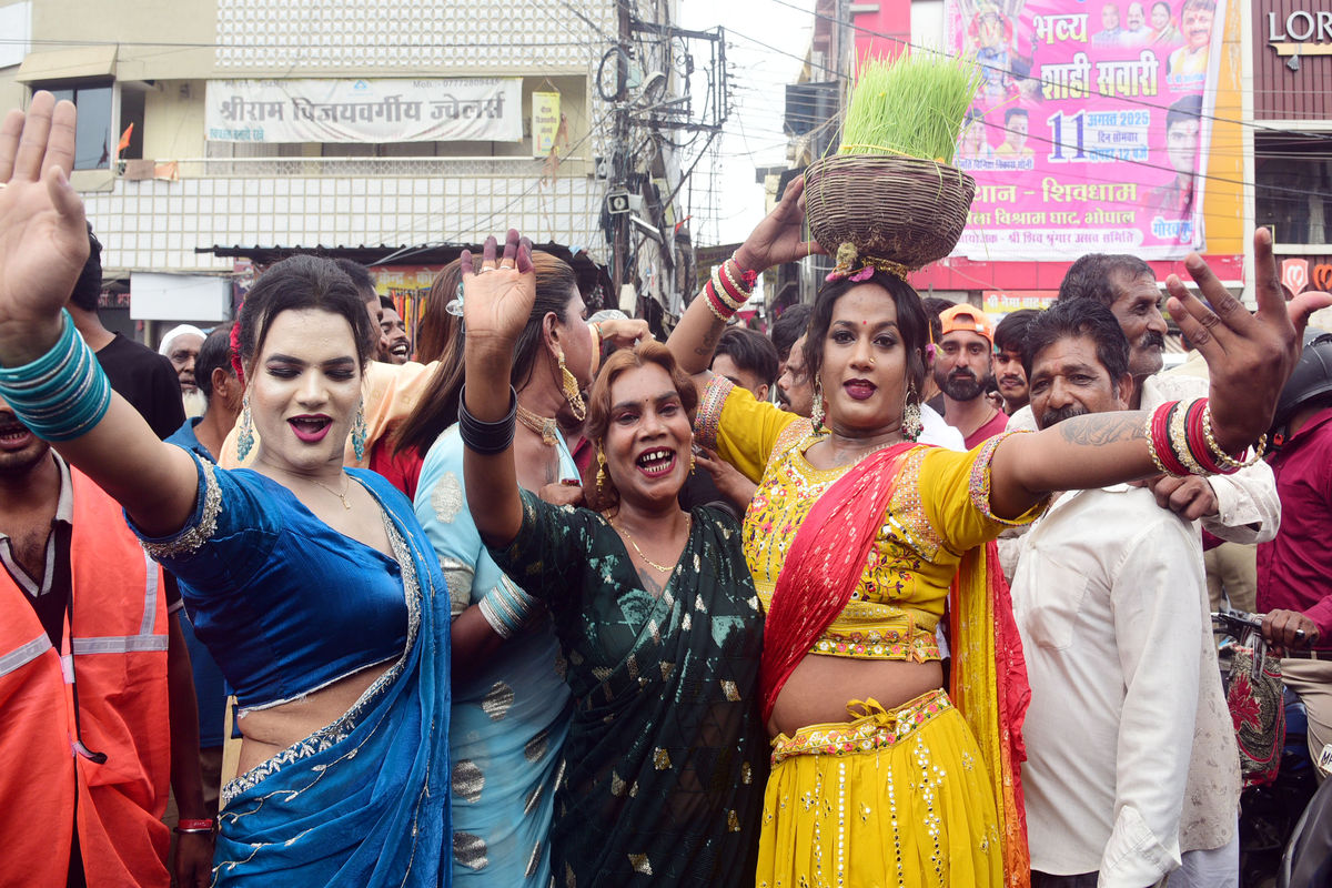 भोपाल आज किन्नरों ने निकाले भुजरियां , ढोल धमाकों के साथ निकाला  पारंपरिक जुलूस,
अलग-अलग मॉडल के गेट अप में नजर आए किन्नर 