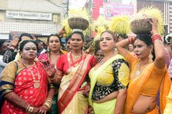 भोपाल आज किन्नरों ने निकाले भुजरियां , ढोल धमाकों के साथ निकाला  पारंपरिक जुलूस,
अलग-अलग मॉडल के गेट अप में नजर आए किन्नर  - image
