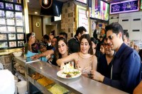 हजरतगंज में दिखा बॉलीवुड का ग्लैमर सिद्धार्थ मल्होत्रा और जाह्नवी कपूर ने चखा लखनवी बास्केट चाट का स्वाद, फैंस में उत्साह (फोटो सोर्स : Patrika )