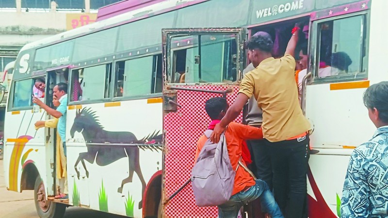 रक्षाबंधन के दिन बसों व ट्रेनों में भीड़ इतनी ज्यादा थी कि पैर रखने तक की जगह नहीं मिली। बड़ी मुश्किल से बहनें अपनी भाइयों को राखी बांधने के लिए घर पहुंचीं।