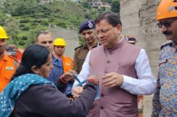 धराली में आपदा के बीच बहन ने साड़ी फाड़कर सीएम धामी को बांधी राखी, भावुक हुए
मुख्यमंत्री - image
