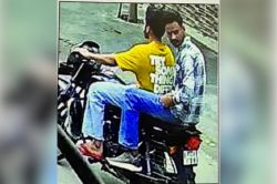 बरेली में बुजुर्ग महिला से चेन लूटी, रिवॉल्वर दिखाकर फरार हुए बाइक सवार बदमाश,
सीसीटीवी में कैद - image
