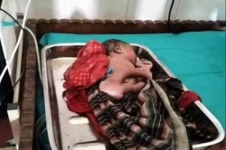 Delivery on floor case: अस्पताल में फर्श पर महिला ने दिया था बच्चे को जन्म, 4
घंटे नदारद थे डॉक्टर-नर्स, महिला आरएचओ सस्पेंड - image