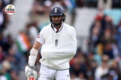 Chris Woakes comes out to bat with injured shoulder, using just one arm.
