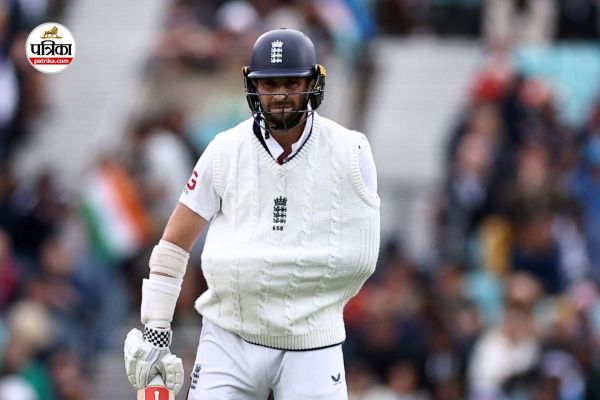 Chris Woakes comes out to bat with injured shoulder, using just one arm.
