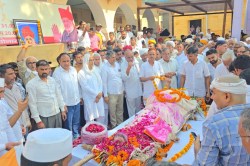 Colonel Sonaram Funeral: कर्नल सोनाराम को दी गई अंतिम विदाई, सैन्य सम्मान के साथ
होगा अंतिम संस्कार - image