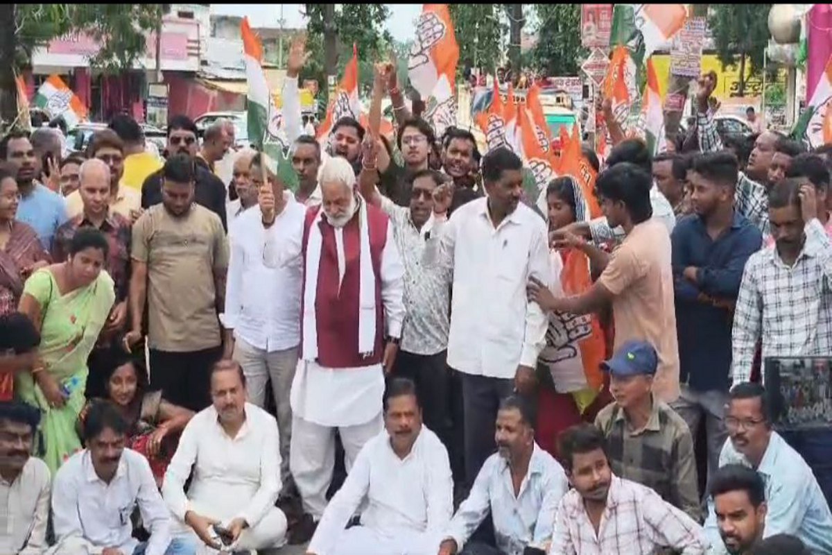 Congress protest: Video: कांग्रेसी बोले- खाद की कालाबाजारी से किसान हैं परेशान, बनारस मार्ग पर किया चक्काजाम