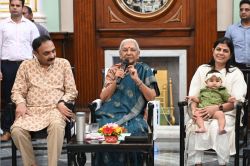 राजभवन में राज्यपाल आनंदीबेन ने फहराया झंडा, बोलीं – हफ्ते में एक दिन मोबाइल का
उपयोग न करने का लें संकल्प - image