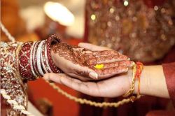 प्यार की कोई उम्र नहीं होती! 50 साल का प्रेमी 46 की प्रेमिका… पति ने खुद करवा दी
दोनों की शादी - image