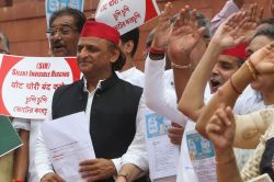 अखिलेश यादव का आरोप, ‘UP उपचुनाव में हुई वोटों की डकैती, पुलिस की मिलीभगत,
हलफनामे हमारे पास’ - image