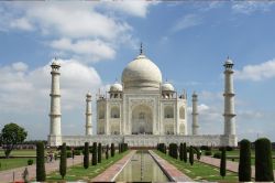 सात समंदर पार से ताज का दीदार करने आया परिवार… गेट पर पहुंचते ही जोर-जोर से
चिल्लाने लगे फिर पहुंची पुलिस - image