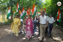 जिला शिक्षा अधिकारी हिमांशु भारतीय के नेतृत्व में निकली तिरंगा यात्रा, भारत माता
की जय और वंदेमातरम् के नारों से गूंज उठा पूरा मार्ग - image
