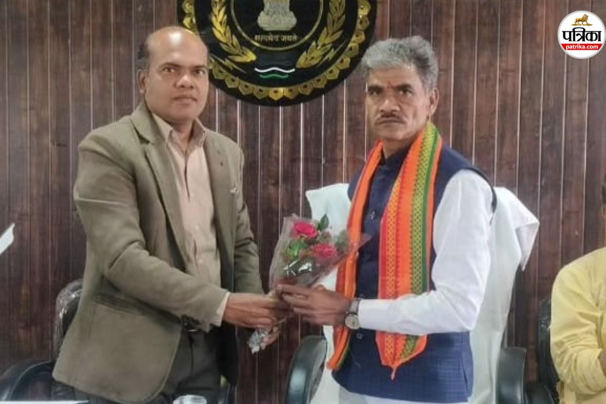 MLA ईश्वर साहू पर लगा स्वेच्छानुदान घोटाले का आरोप! कांग्रेस बोली – भाई का..
चाचा का.. मामा का.. सबका पैसा ले रहा, List वायरल