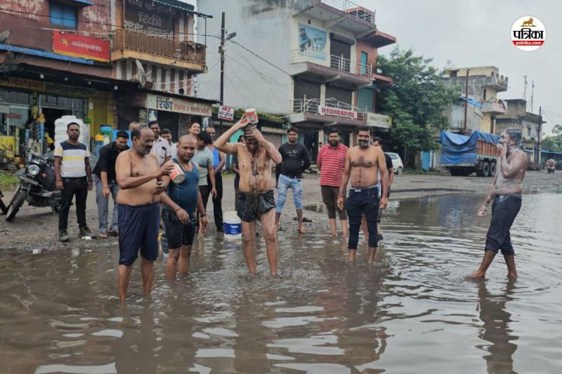 CG News: सड़क की बदहाली पर अनोखा विरोध, गड्ढों के पानी में नहाकर जताया आक्रोश(photo-patrika)