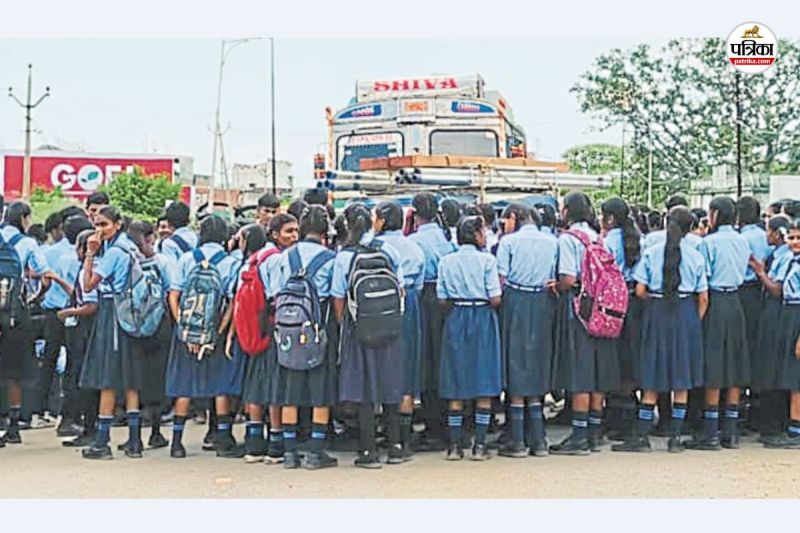 CG School News: स्कूलों में 434 व्याख्याता पद रिक्त, कमी से नाराज़ छात्रों ने किया चक्काजाम(photo-patrika)