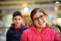 बच्चों को चश्मा लग रहा (फोटो सोर्स- Getty Images)