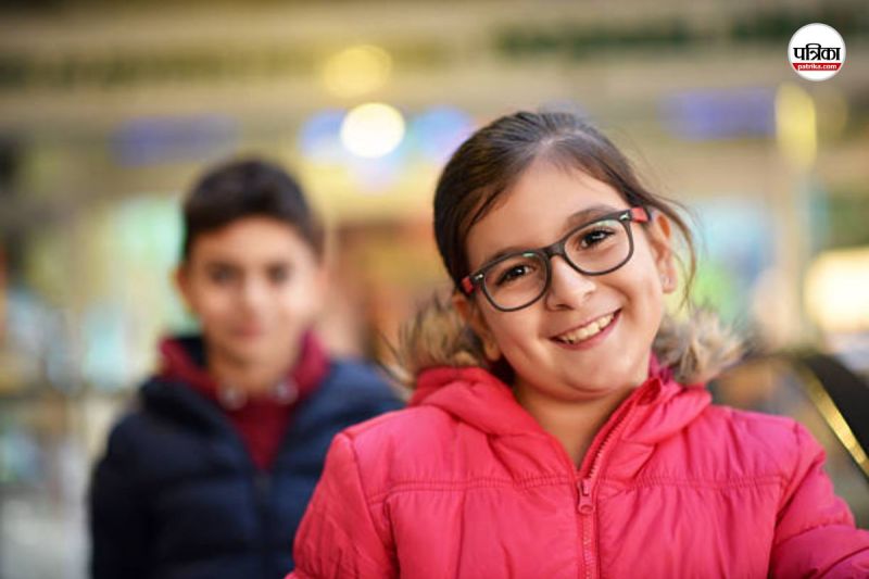 बच्चों को चश्मा लग रहा (फोटो सोर्स- Getty Images)