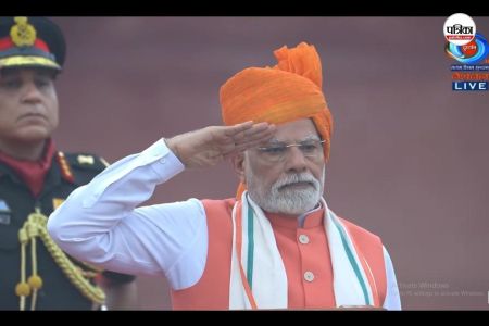 पीएम मोदी ने फहराया तिरंगा (सोर्स: DD न्यूज)