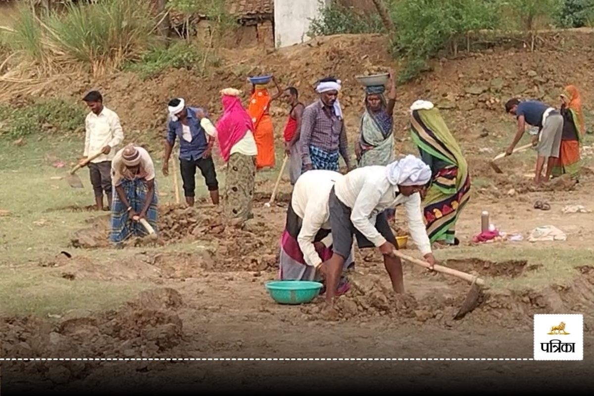 मुर्दे भी खोद रहे तालाब! रोजगार सहायक की चल रही मनमानी, मृत व्यक्ति बने मनरेगा मजदूर...(photo-patrika)