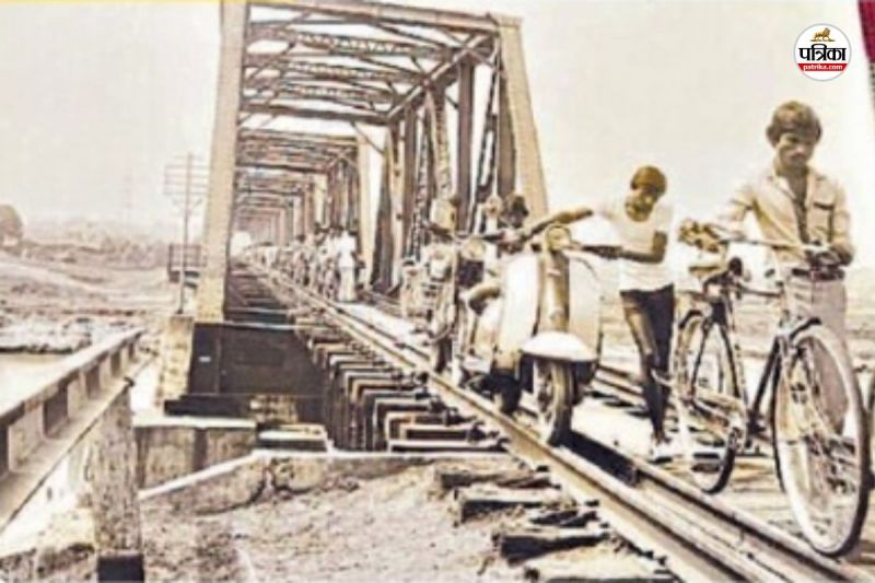 कोरबा की यादें ताज़ा... रेलवे ब्रिज से पैदल और साइकिल निकालते लोग(photo-patrika)