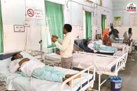 चिरायु की टीम छात्राओं को अस्पताल लेकर गई (फोटो सोर्स- पत्रिका)