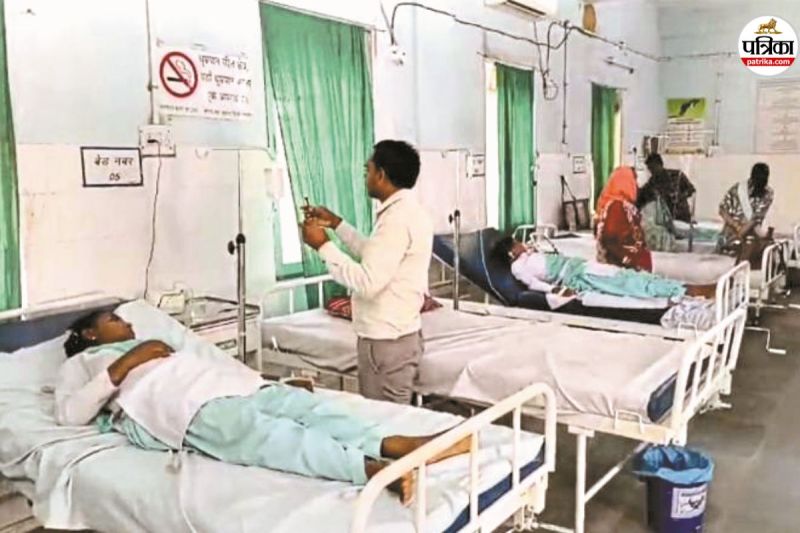 चिरायु की टीम छात्राओं को अस्पताल लेकर गई (फोटो सोर्स- पत्रिका)