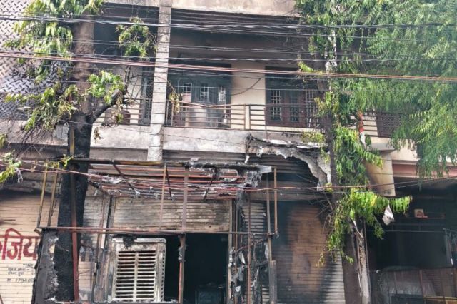 सिलेंडर ब्लास्ट से कैफे जलकर खाक, पत्रिका फोटो
