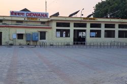 Kuchaman City: दिल्ली सराय रोहिल्ला-जोधपुर एक्सप्रेस में चोरी से हड़कंप,
पैसेंजर्स ने चेन पुलिंग कर ट्रेन को रोका - image