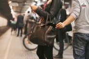 ट्रेन में चोरी (फोटो सोर्स- shutterstock)