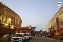 Breaking: संसद की सुरक्षा में सेंध, दीवार लांघकर गरुड़ द्वार तक पहुंचा युवक - image