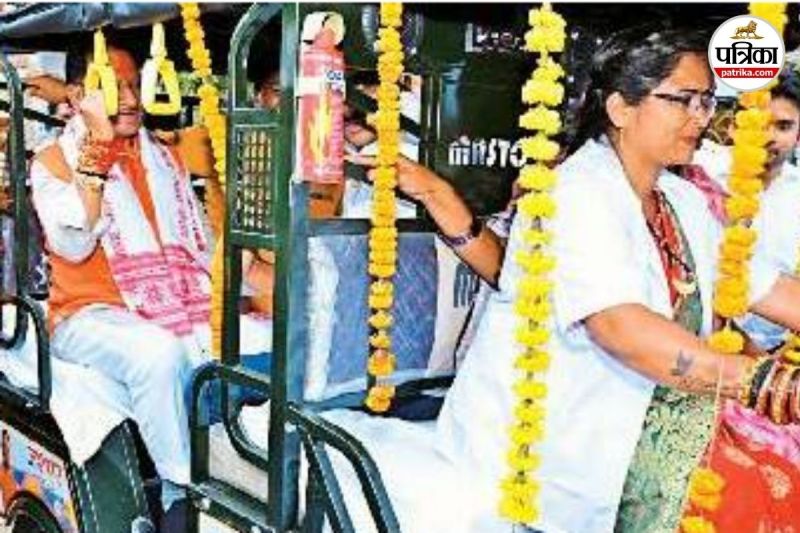 12 दीदियों को राखी पर मिला ई-रिक्शा (Photo source- Patrika)