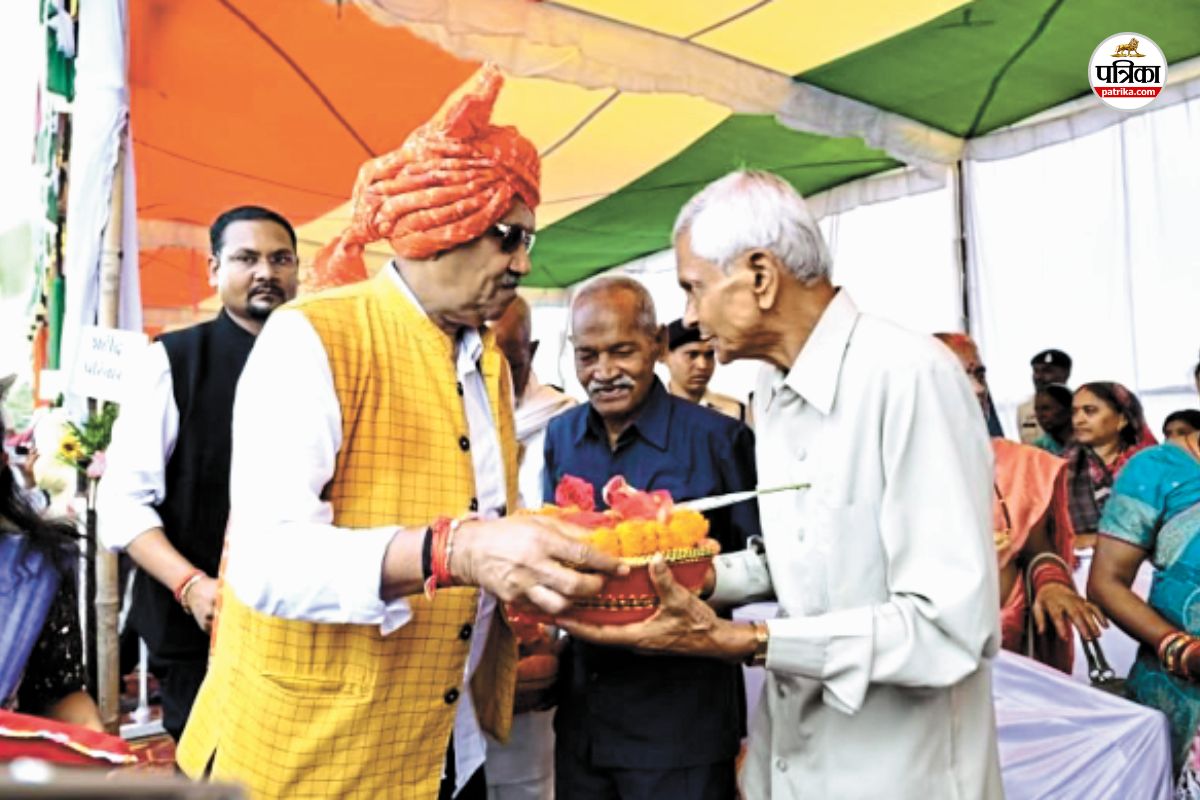 CG News: स्वतंत्रता दिवस उत्सव में सांसद बृजमोहन ने किया ध्वजारोहण(photo-patrika)