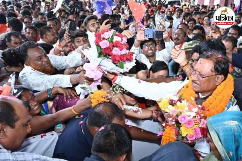 कर्मा-पंथी नृत्यों से सराबोर रहा एयरपोर्ट परिसर (Photo source- Patrika)