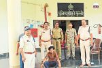पुलिस गिरफ्त में आरोपी (फोटो सोर्स- पत्रिका)