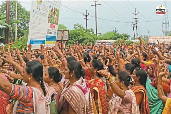 आंगनबाड़ी कार्यकर्ताओं ने घेरा कलेक्ट्रेट(photo-patrika)