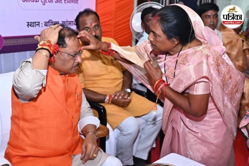 मुख्यमंत्री साय को जशपुर की बहनों ने बांधी राखी (Photo source- Patrika)
