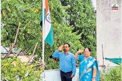 अनोखी देशभक्ति: 23 वर्षों से एक परिवार अपने घर में हर दिन फहरा रहा तिरंगा,
गोल्डन बुक ऑफ वर्ल्ड रिकॉर्ड में दर्ज नाम - image