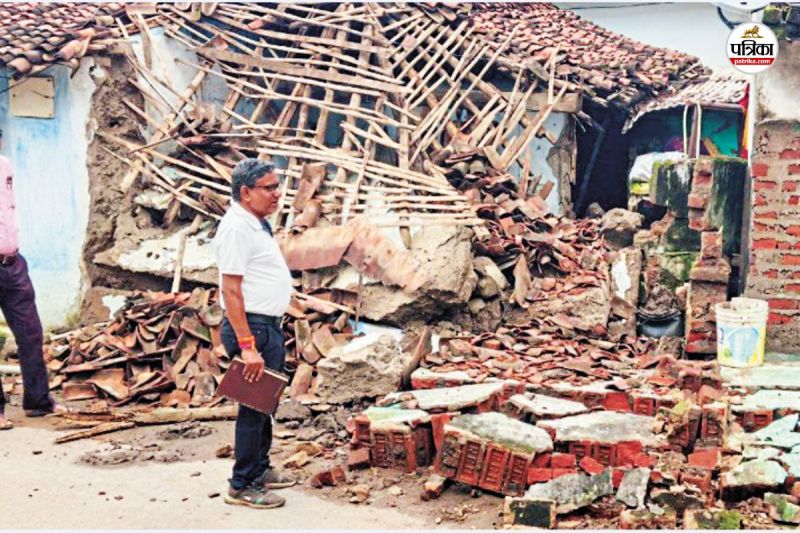 CG Heavy Rain: झमाझम बारिश से मराठा पारा में दो मकान धराशायी, कई वार्डों में भरा पानी(photo-patrika)